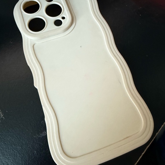 Protective Cream iPhone Case - Picture 2 of 4